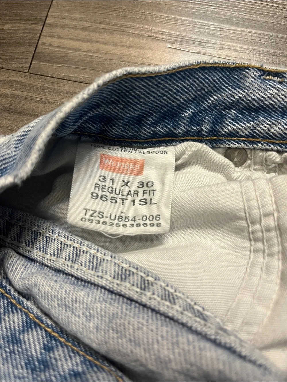 Wrangler 965T1SL Lightwash Distressed Straight Leg Denim Jeans